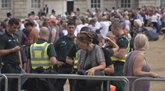 Fronty v Londýně se táhnou celé kilometry. Lidé si čekání zkracují různě
