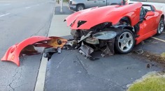 Stupidní závod na semaforu. Řidič rozsekal svůj sporťák hned za křižovatkou