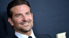 Fotografie, která ženám láme srdce. Bradley Cooper se vášnivě líbal s mužem