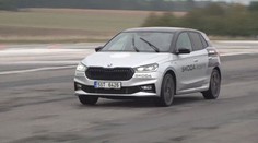 Deštivé počasí nepřeje řidičům. Reportérka si vyzkoušela školu smyku