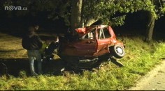 TRAGICKÁ NEHODA! Auto vylétlo ze silnice přímo do stromu! DVA LIDÉ ZEMŘELI!