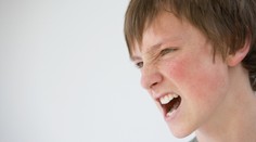 Žáka základní školy chytil amok! Zdemoloval dveře i školní lavice