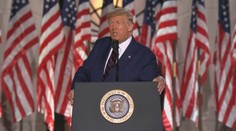 Proti mé vůli mě líbal a osahával, tvrdí žena o Trumpovi. Ten to popírá