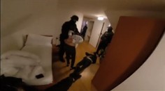 Hromadné znásilnění v Praze: Pro podezřelé si došlo komando