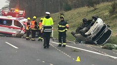 Dvě nehody najednou. Na D6 se zranili čtyři lidé, bourala i sanitka