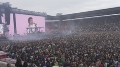 Přelet nad hlavami diváků a jízda na motorce. Zpěvák Ben Cristovao ovládl Eden
