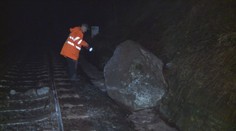 Vlak na Semilsku narazil do balvanů. Sesunuly se tam při tání