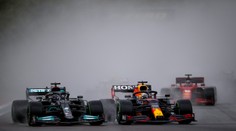 Bláznivý závod. Hamilton skončil v bariéře, přesto dojel na druhém místě