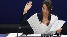 FOTO: Poslankyně usedla v europarlamentu s kojencem na prsou