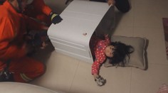 Holčička uvízla v bubnu pračky. Vysvobodili ji až hasiči! VIDEO