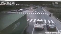VIDEO: Řidiče skútru dělily od jisté smrti centimetry