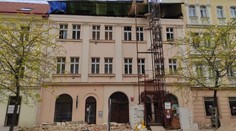 Utržená římsa v Praze zasypala ulici. Stavba nebyla značená, tvrdí lidé