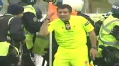 VIDEO: Peklo tureckých rowdies. Létaly kameny a tekla krev