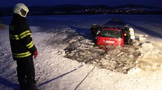 VIDEO: Hazardér na ledě utopil auto v Lipně, pomohli až hasiči