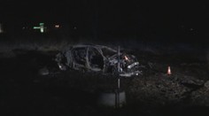 Řidič proletěl objezdem, uhořel v autě. Pár skončil s autem v řece