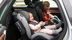Po směru, nebo proti směru: Jaký typ autosedaček je bezpečnější?