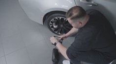 Když v autě není rezerva. Uměli byste si poradit s lepicí sadou?