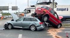 Kuriózní nehoda v Praze. Auto zůstalo zapíchnuté uprostřed křižovatky