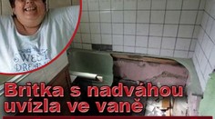Tlustá Britka uvízla ve vaně. Vyřezávali ji hasiči