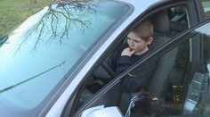 Chlapec (7) sebral rodičům klíče od auta a odjel. Zastavila ho až stěna domu