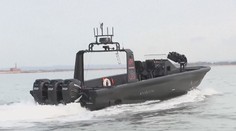 Vodami u pobřeží Anglie se prohání člun bez kormidelníka. Zajímá armádu