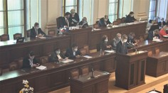 Poslanci jednali do tří ráno! Schválili zmírnění exekucí či ochranu nájemců
