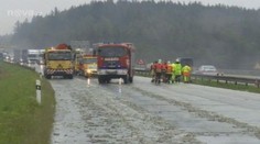 Dálnice D1 se proměnila ve skluzavku. Pět aut se vybouralo na tuku z kafilerie