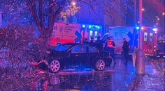 Řidič v Praze vjel autem na chodník. Srazil tam dva chodce