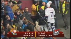 VIDEO: Hokejista šel do kabin, šílený fanoušek ho napálil pěstí