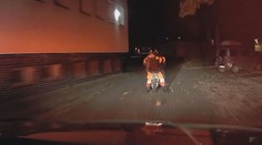 Policisté naháněli opilé děti na motorce. Mladší z dvojice skončil v nemocnici