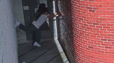 VIDEO: Vrah utekl z vězení takzvaným krabím způsobem. Nezastavil ho ani žiletkový drát