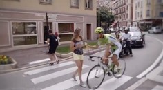 Šprýmař Sagan hvězdou reklamy! Smykuje na kole a krade jídlo