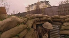 VIDEO: Nadšenec si na zahradě vykopal obří vojenský zákop