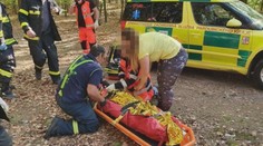 Holčička spadla ze skály, vrtulník se k ní nemohl dostat. Nesli ji tři hodiny