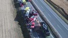 Záchranáři o nehodě na D2: Na místě bylo 25 národností, domluva byla těžká