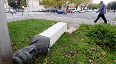 Muž shodil sochu komunistického vůdce, busta mu zlomila nohu