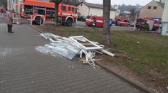 Výbuch v paneláku v Náchodě! Okna se roztříštila, začalo hořet