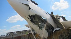 Kluzák s pilotem havaroval a rozbitý zůstal viset na zdi sila
