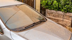 Meteorologové varují před prachem ze Sahary. Jak se ho zbavit, abyste si nezničili auto?