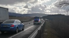 Po srážce tří aut na Uherskobrodsku zemřel jeden člověk