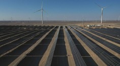VIDEO: Když se poušť promění v energetický zdroj. Čína staví obří solární farmu