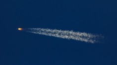Trosky čínské rakety padají z vesmíru k Zemi. Odborníci neví, kde nakonec skončí