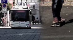 VIDEO: Muž hodil skateboard proti autobusu, v masce zůstala díra