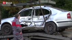 VIDEO: Tramvaj vláčela v Praze auto. Odnesla to žena