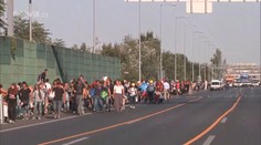 Odmítli čekat! Uprchlíci vyrazili z Budapešti pěšky na Vídeň 