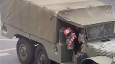 Před válečnými veterány mávali nacistickou vlajkou. Hrozí jim až tříleté vězení