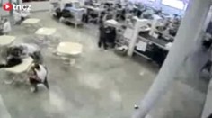 VIDEO: Trestanec brutálně bil muslima! Dozorci přihlíželi