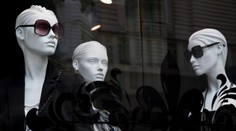 Obchod strčil do výlohy sexy figuríny, řidiči bourají jako smyslů zbavení