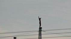 Proč? Ve Stochově u Kladna vylezl muž na sloup vysokého napětí a hrozil sebevraždou