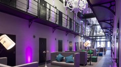 Z obávané věznice udělali luxusní hotel. Podívejte se!